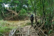 Jembatan Penghubung Roboh, Warga Dua Kecamatan di Karawang Terisolasi