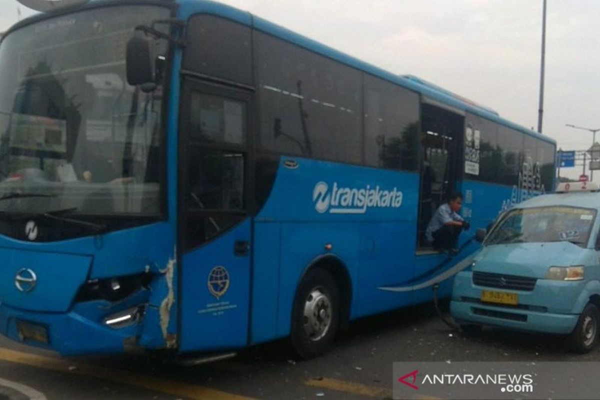 Bus TransJakarta terlibat kecelakaan dengan angkot di Jalan Raya Pemuda, Rawamangun, Pulo Gadung, Jakarta Timur, Selasa (4/8/2020).