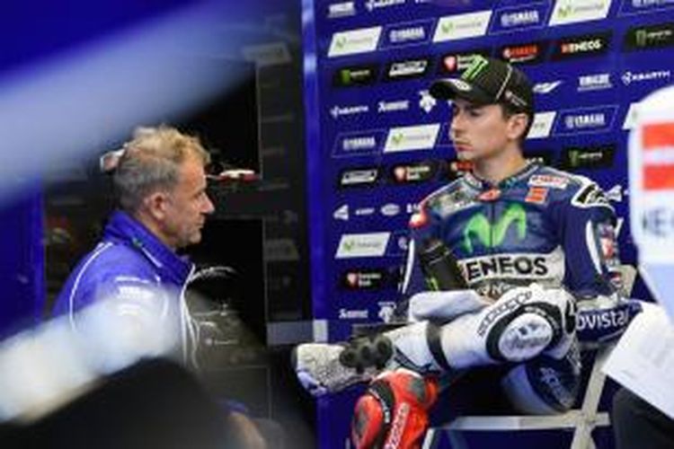 Pebalap Movistar Yamaha asal Spanyol, Jorge Lorenzo, berdiskusi dengan tim di paddock Sirkuit Silverstone pada sesi latihan bebas kedua GP Inggris, Jumat (28/8/2015).