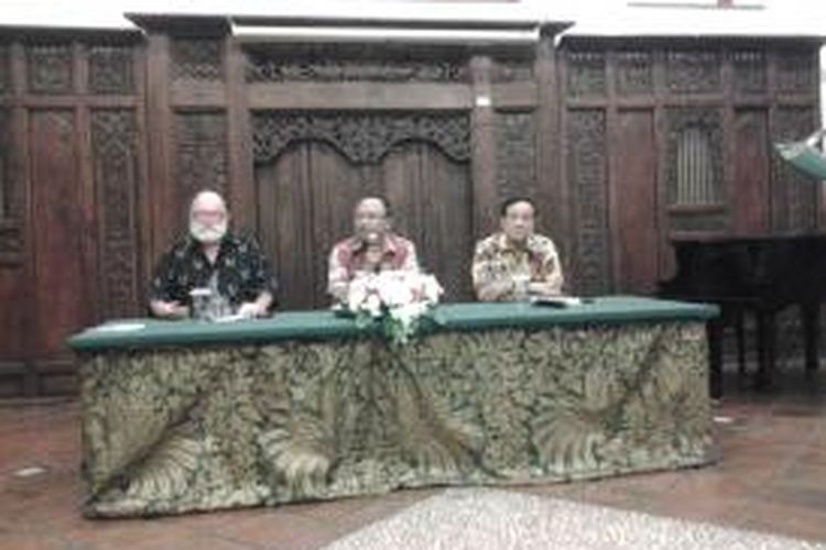 Sejarawan asal Australia, David Reeve (kiri), moderator Kholid Novianto, dan Ketua Wantim Golkar, Akbar Tanjung (kanan) dalam diskusi buku Golkar Sejarah yang Hilang, di Menteng, Jakarta, Jumat (18/10/2013).