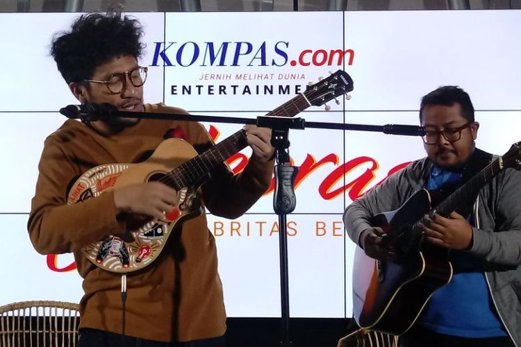 Kunto Aji menyanyikan lagu Konon Katanya dalam program Selebritas Beraksi (Selebrasi) yang disiarkan langsung dari Studio Gold KompasTV, Palmerah Selatan, Jakarta Pusat, Rabu (21/2/2018).