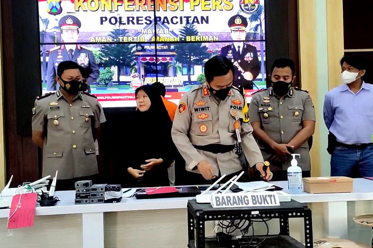 Kapolres Pacitan Jawa Timur, melaksanakan rilis unkap kasus penjualan Wifi tanpa izin, Selasa (05/04/2022).