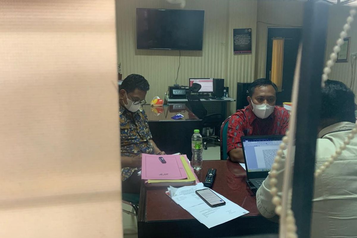 DIPERIKSA—Penyidik memeriksa salah satu staf pemasaran PT Petrokimia Gresik sebagai saksi kasus korupsi distribusi pupuk bersubsidi di Kabupaten Madiun tahun 2019, Selasa (28/6/2022).