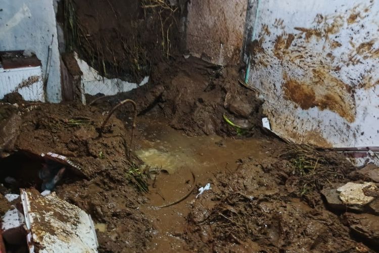 Longsor di Sukabumi, Rumah Warga Tertimbun Tebing 8 Meter dan 1 Korban Tewas