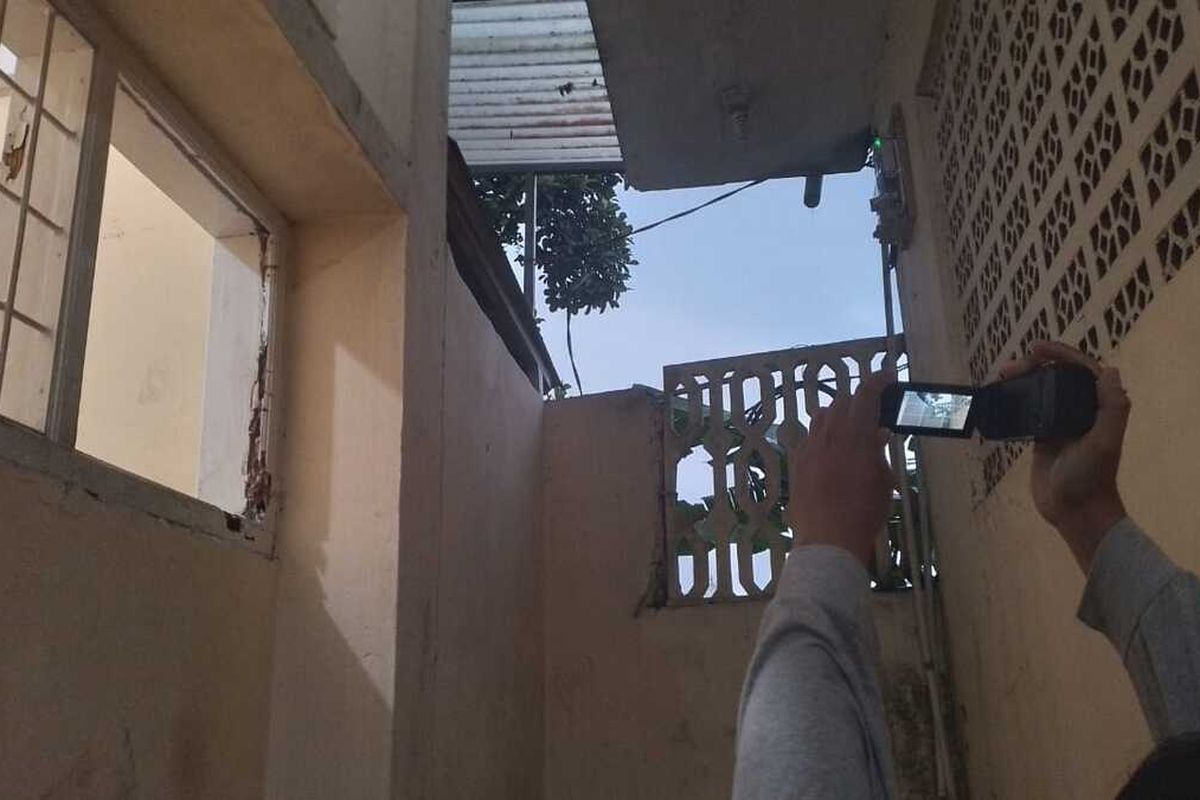 Kondisi teralis jendela kamar mandi ruang tahanan PN Cianjur yang dijebol tahanan, Senin (25/3/2024) petang. Dalam kejadian ini sebanyak 7 orang tahanan kabur.