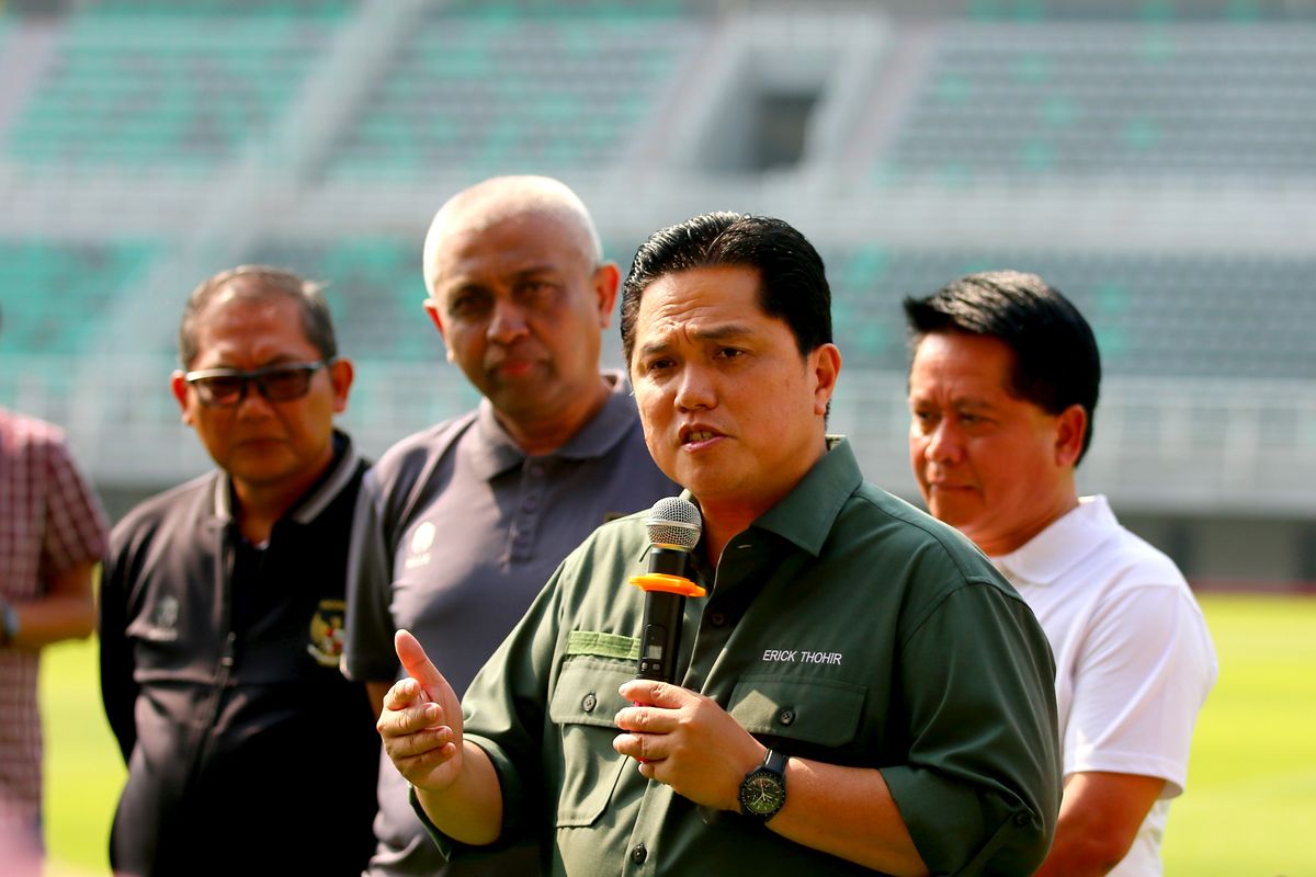 Ketua umum PSSI Erick Thohir saat preskon seusai melakukan peninjauan tempat yang digunakan FIFA Matchday antara Indonesia melawan Palestina di Stadion Gelora Bung Tomo Surabaya, Selasa (6/6/2023) pagi. Terkini, Erick Thohir mengumumkan mengenai pemegang hak siar timnas Indonesia pada 2023.