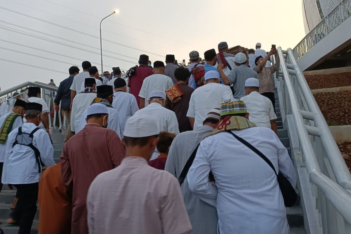 Sejumlah warga yang mulai berdatangan ke Jakarta International Stadium (JIS) untuk melaksanakan ibadah Shalat Idul Fitri 1443 H. Diketahui warga mulai berdatangan ke stadion JIS sejak Senin, (2/5/2022) pagi sekitar pukul 04.00 WIB