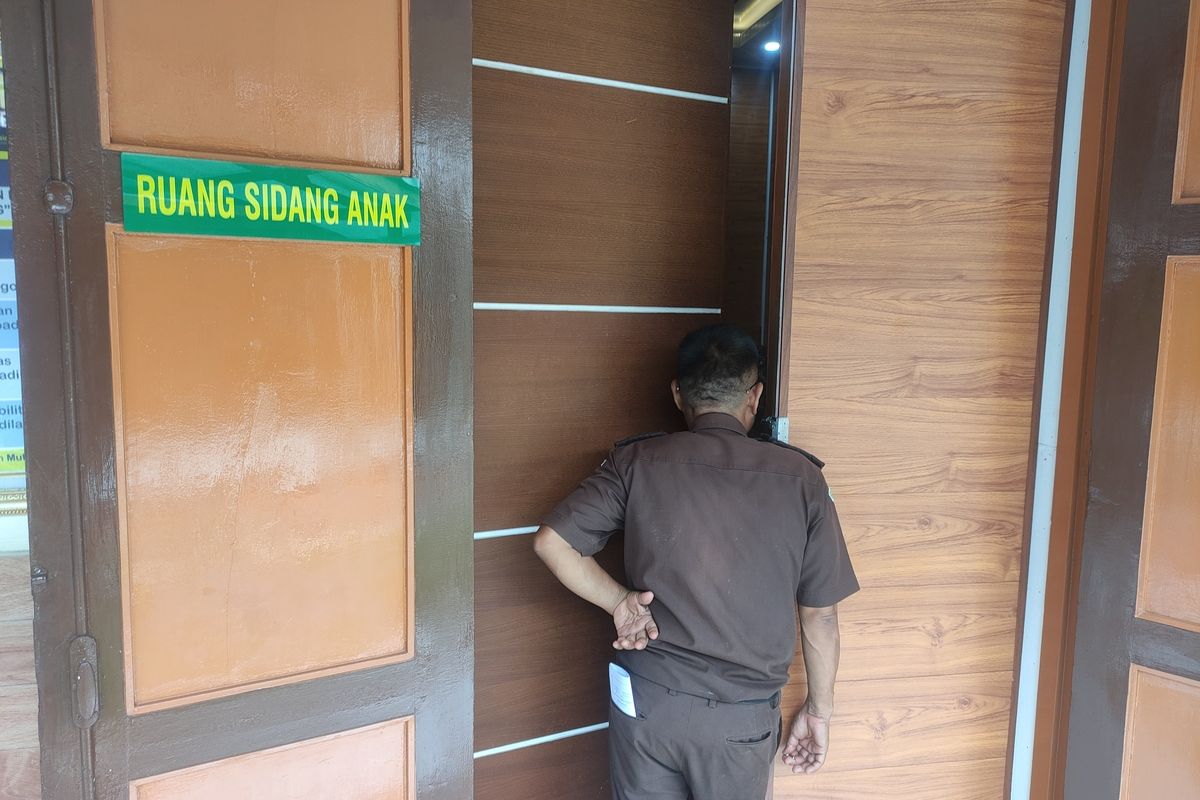 Seorang petugas sedang berjaga di Ruang Sidang Anak di Pengadilan Negeri (PN) Kota Bogor, Jawa Barat, Selasa (6/6/2023).