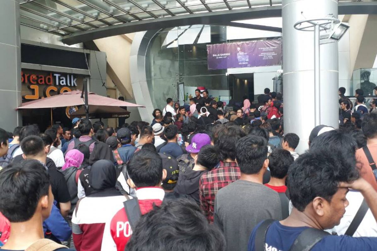 Para penggamarJKT48 terlihat sudah mengantre di depan Balai Sarbini, Plaza Semanggi, Jakarta Selatan, Sabtu (22/4/2017). Mereka tak sabar ingin menyaksikan upacara kelulusan Jessica Veranda.