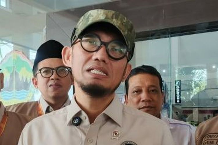 Wamenhaj Salurkan Bantuan dan Lunasi Utang 4 Jemaah Haji Terdampak Bencana Aceh