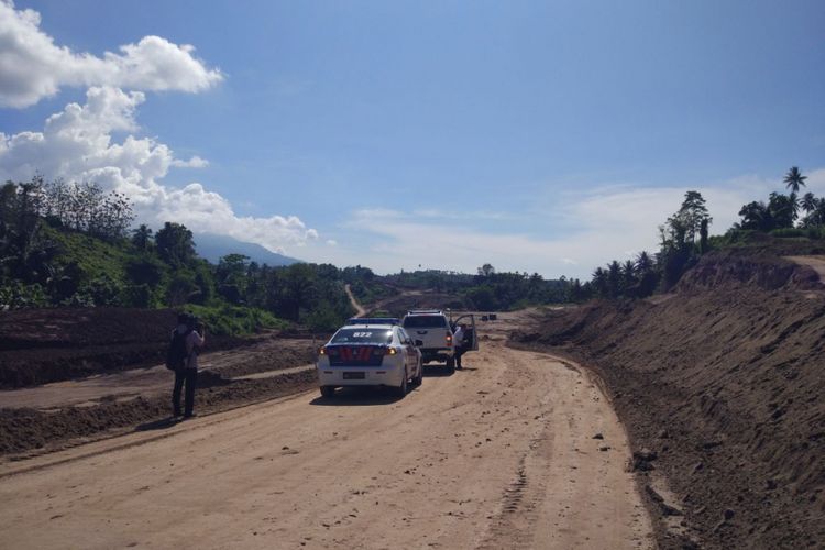 Sino Road and Bridge Group Co Ltd bersama PT Hutama Karya mengerjakan Seksi 1 Tol Manado-Bitung sepanjang 7 kilometer. Hingga Selasa (14/11/2017) realisasi fisik baru 13,47 persen dari target 26,6 persen.