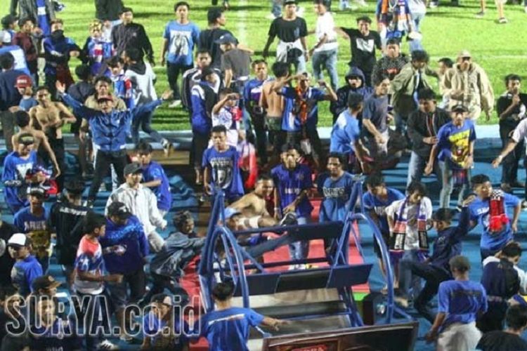 Ratusan suporter meluapkan kekecewaannya dengan merusak sejumlah perangkat di dalam stadion Kanjuruhan, Kepanjen, Kabupaten Malang, Minggu (15/4/2018) saat Arema FC menjamu Persib Bandung.
