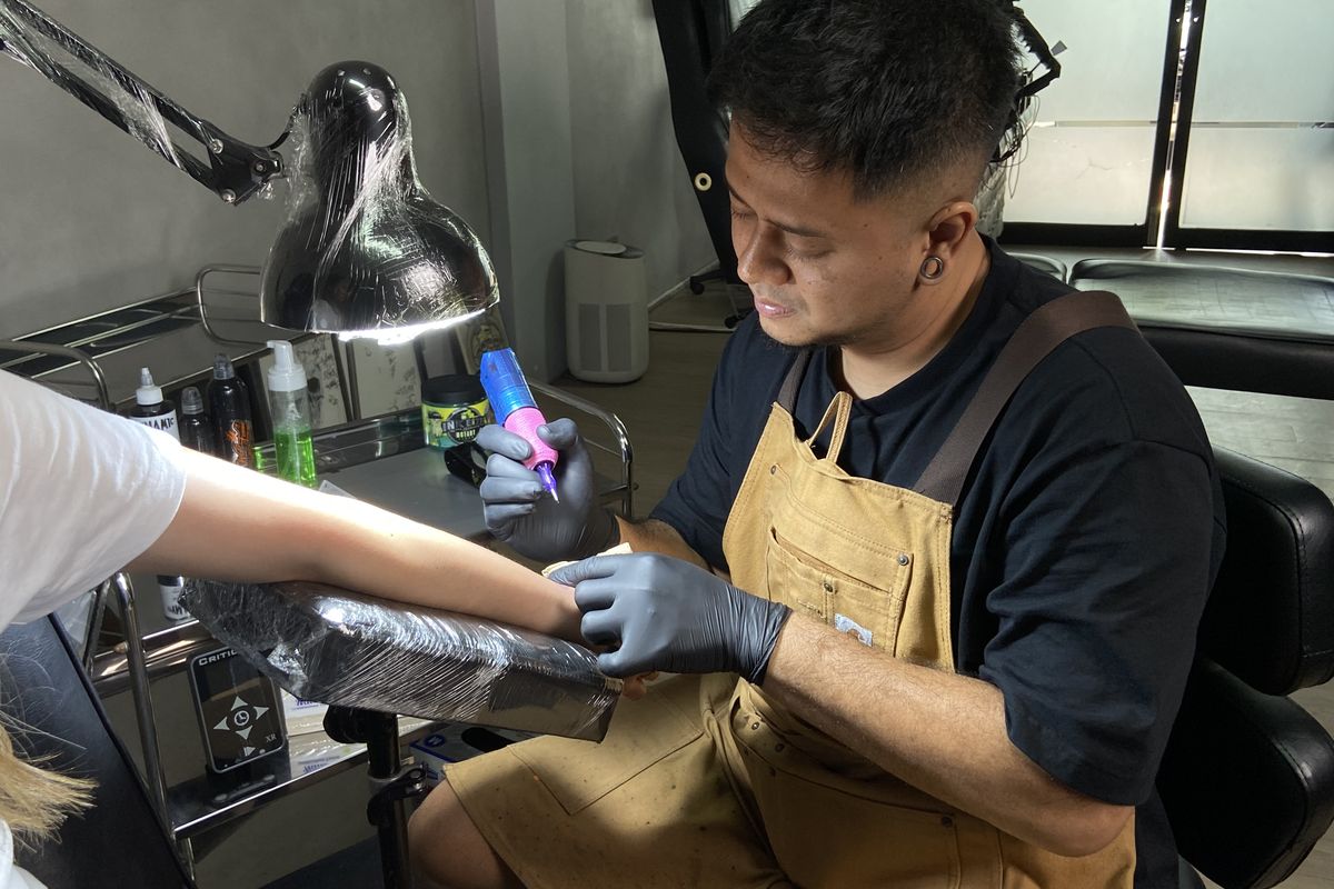 Anggara Yuniarto (42), tattoo artist di Surabaya, Selasa (18/2/2025)