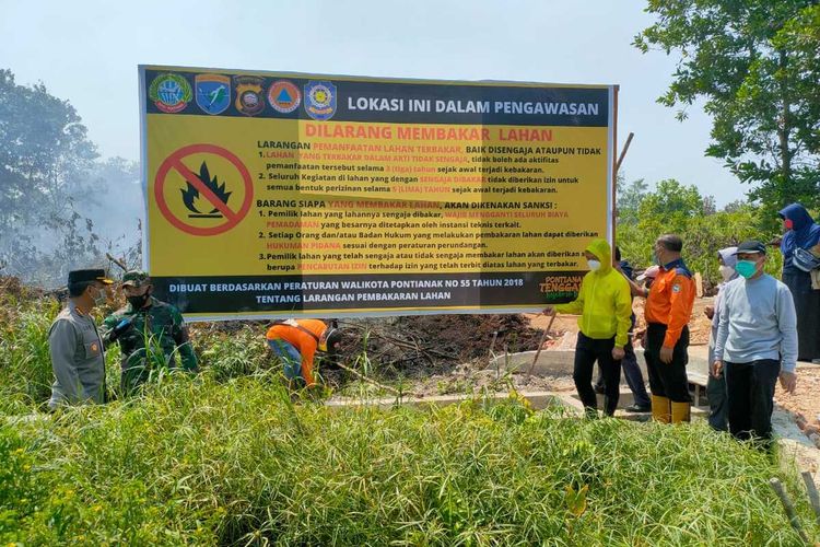 Pemerintah Kota (Pemkot) Pontianak, Kalimantan Barat (Kalbar) menyegel 5 lokasi lahan yang terbakar baik secara sengaja maupun tidak, Sabtu (27/2/2021).