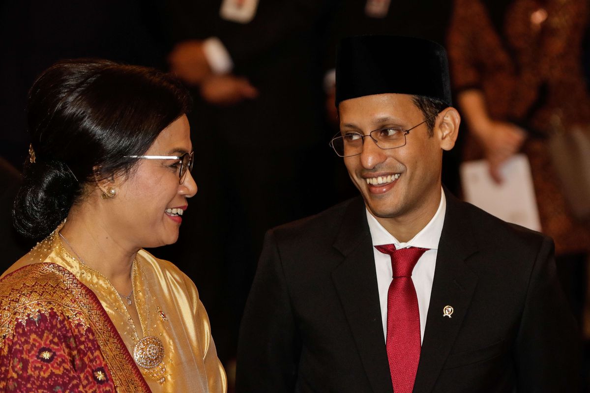 Menteri Pendidikan dan Kebudayaan, Nadiem Makarim dan Menteri Keuangan, Sri Mulyani saat pelantikan menteri-menteri Kabinet Indonesia Maju di Istana Negara, Jakarta, Rabu (23/10/2019). Presiden RI Joko Widodo mengumumkan dan melantik menteri-menteri Kabinet Indonesia Maju.