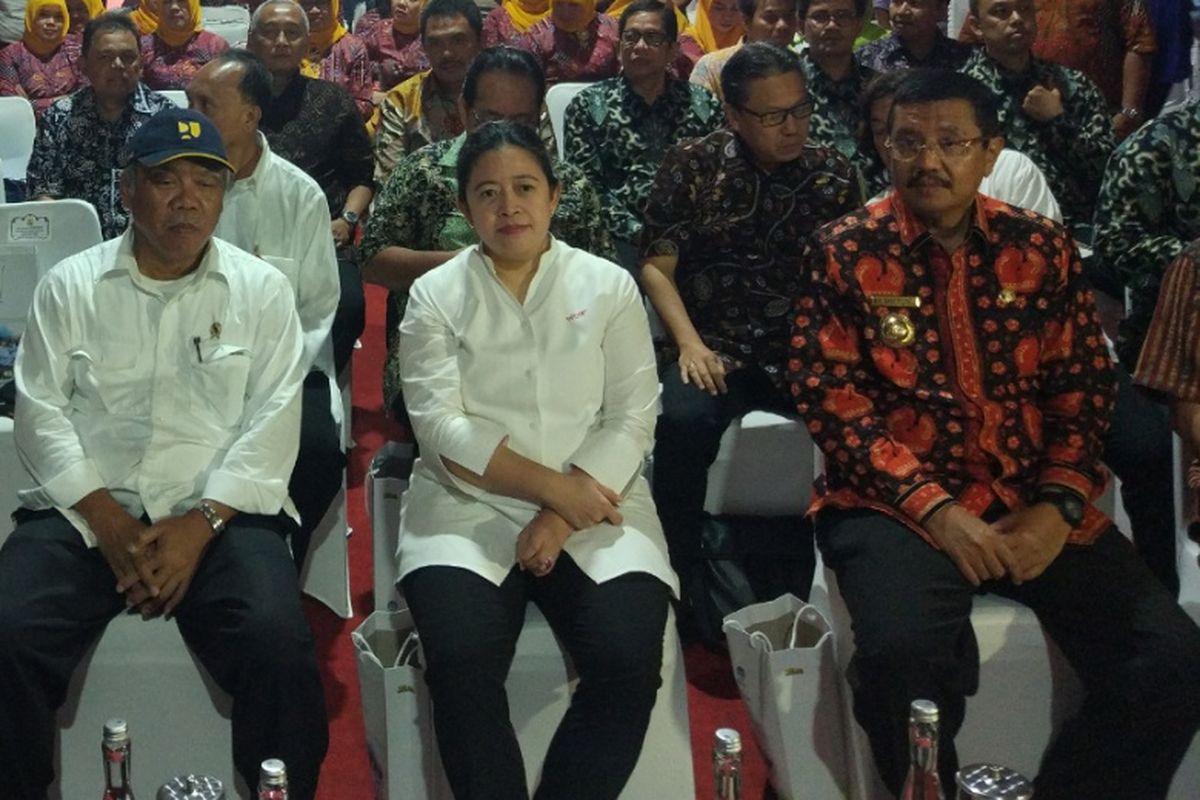 Menteri Pekerjaan Umum dan Perumahan Rakyat Basuki Hadimuljono, Menteri Koordinator Bidang Pembangunan Manusia dan Kebudayaan (PMK) Puan Maharani, Gubernur Sumatera Utara Tengku Erry Nuradi di PDAM Tirtanadi Sumatera Utara, Jumat (26/1/2018). 