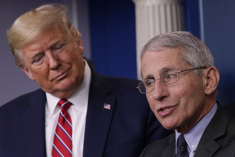 Presiden Amerika Serikat Donald Trump mendengarkan keterangan dari Direktur Institut Nasional Alergi dan Penyakit Menular Anthony Fauci mengenai klorokuin, obat malaria yang dianggap bisa menyembuhkan virus corona, di Gedung Putih, Washington, pada 20 Maret 2020.