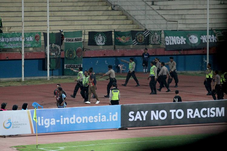 Polisi dan official Persewar mendatangi Suporter Sriwijaya FC yang rasissaat laga Babak 8 Besar Grup A Liga 2 berlangsung melawan Persewar Waropen yang berakhir dengan skor 1-0 di Stadion Gelora Delta Sidoarjo, Jawa Timur, Sabtu (09/11/2019) malam.
