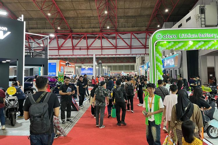 Ilustrasi suasana booth motor di pameran PRJ 2025