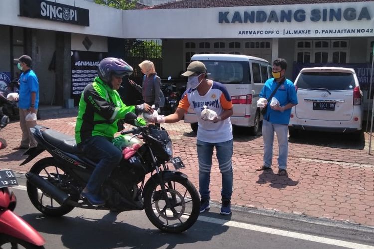 Program pembagian nasi bungkus  yang dilakukan selama empat hari berturut-turut, mulai Sabtu 18 April hingga Selasa 21 April besok depan Kandang Singa (Kantor Resmi Arema FC) Jl. Mayjend Panjaitan 42 Kota Malang.
