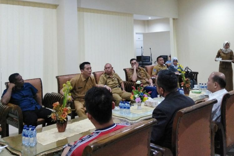 Suasana pertemuan Bupati Morotai Benny Laos dengan Asisten Deputy Bidang Sumber Daya Energi Mineral dan Non-Konvensional, Kemenko Kemaritiman, Amalyos Chan, Selasa (24/4/2018)