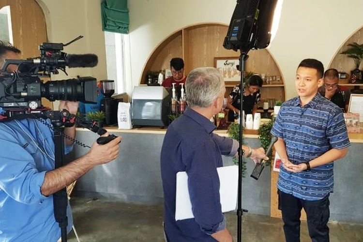 Mario Gultom saat diwawancarai media internasional ABC News Australia di Sunyi House of Coffee and Hope