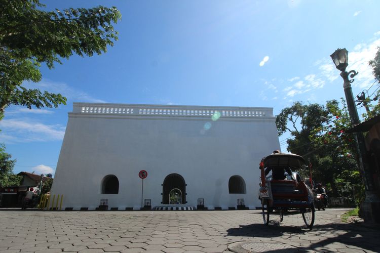 Panggung Krapyak di Jalan Kh. Ali Maksum, Krapyak Kulon, Panggungharjo, Sewon, Kota Yogyakarta.