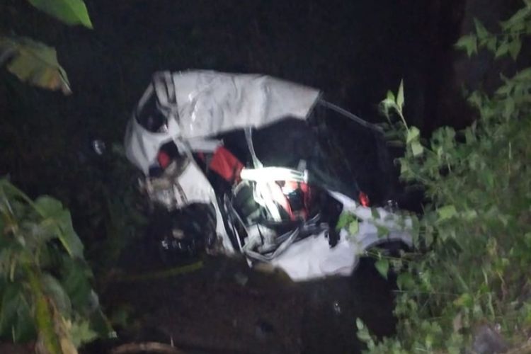 Kondisi mobil Ayla yang masuk jurang 7 meter di Kecamatan Natar, Lampung Selatan, gara-gara senggolan dengan minibus dalam kecepatan tinggi. 