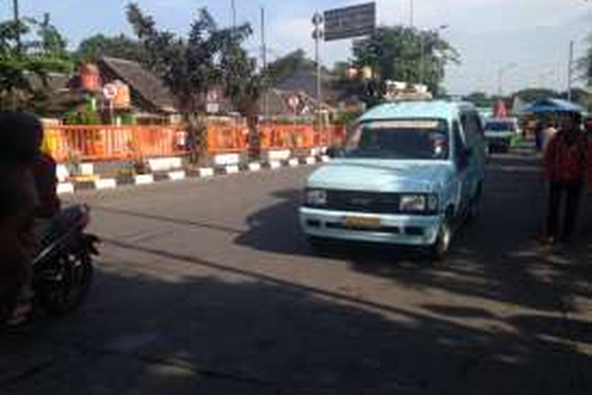 Suasana di Terminal Kalideres, Jakarta Barat, Selasa (22/3/2016) pagi yang terpantau masih normal. Adanya agenda unjuk rasa oleh Paguyuban Pengemudi Angkutan Darat (PPAD) di pusat kota Jakarta tidak mengganggu aktivitas para sopir untuk tetap beroperasi. 





