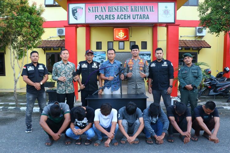 Tim Polres Aceh Utara menangkap tujuh remaja yang fotonya viral di sejumlah aplikasi media sosial dengan mengacungkan parang dan samurai di Mapolres Aceh Utara, Sabtu (20/1/2024)
