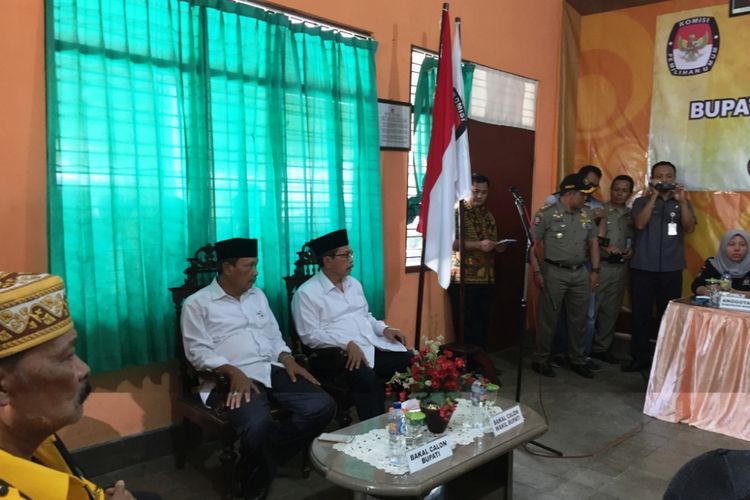 Pasangan Bakal Calon Bupati dan Wakil Bupati Kabupaten Bondowoso, Ahmad Dhafir- Hidayat, Saat Mendaftar ke Kantor KPU Bondowoso, Senin (8/1/2018)