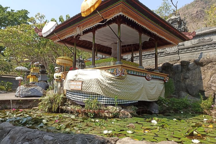 Kolam teratai di dalam Pura Melanting di Kabupaten Buleleng, Bali, pada Jumat (27/10/2023).