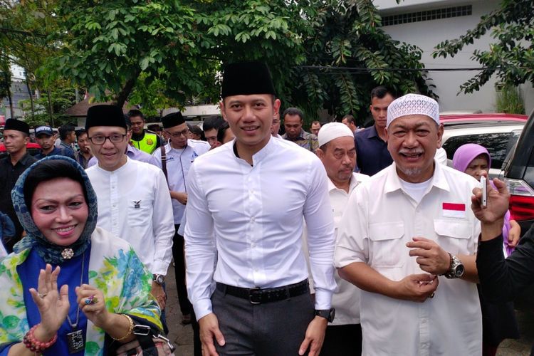 Komandan Satuan Tugas Bersama (Kogasma) untuk Pemilukada 2018 dan Pilpres 2019 Partai Demokrat Agus Harimurti Yudhoyono melakukan pertemuan sekaligus makan siang bersama dengan calon gubernur Jawa Barat nomor urut 4 Deddy Mizwar di Bandoengsche Melk Centrale (BMC), Jalan Aceh, Kota Bandung, Jumat (22/6/2018).