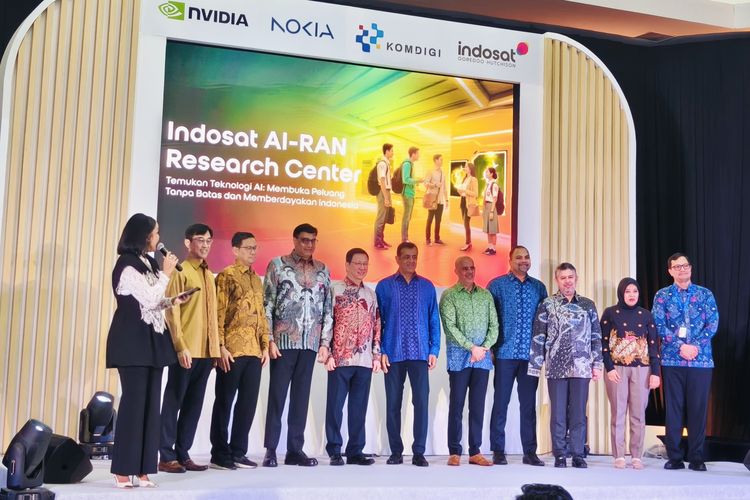 Indosat Ooredoo Hutchison (Indosat atau IOH), bersama Nokia dan NVIDIA, meresmikan AI-RAN Research Center di Surabaya, Jawa Timur, Rabu (12/11/2025) siang. AI-RAN Research Center merupakan sebuah pusat pengembangan jaringan Radio Access Network (RAN) berbasis kecerdasan artifisial (AI). 