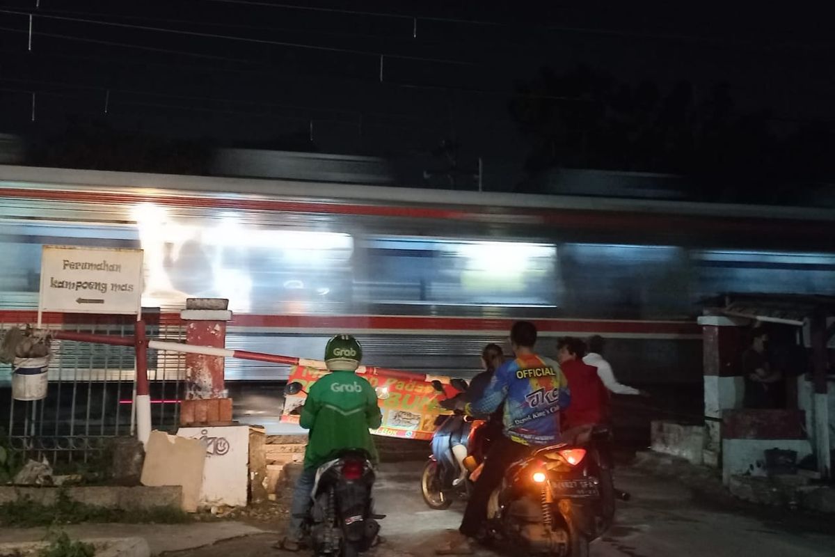 Pelintasan sebidang di Jalan Rawa Geni, Ratujaya, Cipayung, Depok yang ditutup PT KAI, kini telah dibuka warga setempat pada Senin (20/6/2022).