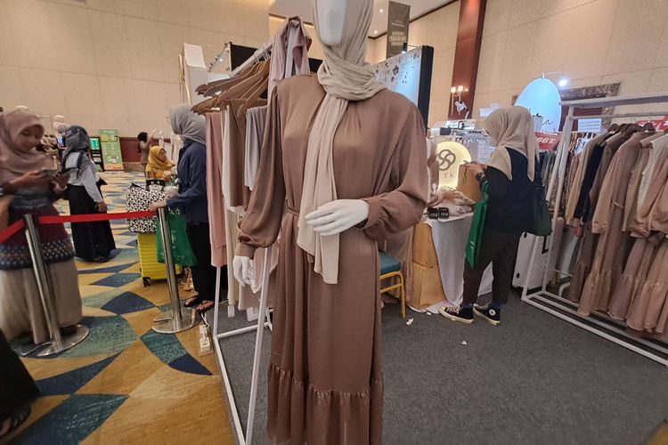 Salah satu koleksi gamis dari Sattka yang ada di Sisterhood Modest Bazaar. Rabu (27/03/2024)












