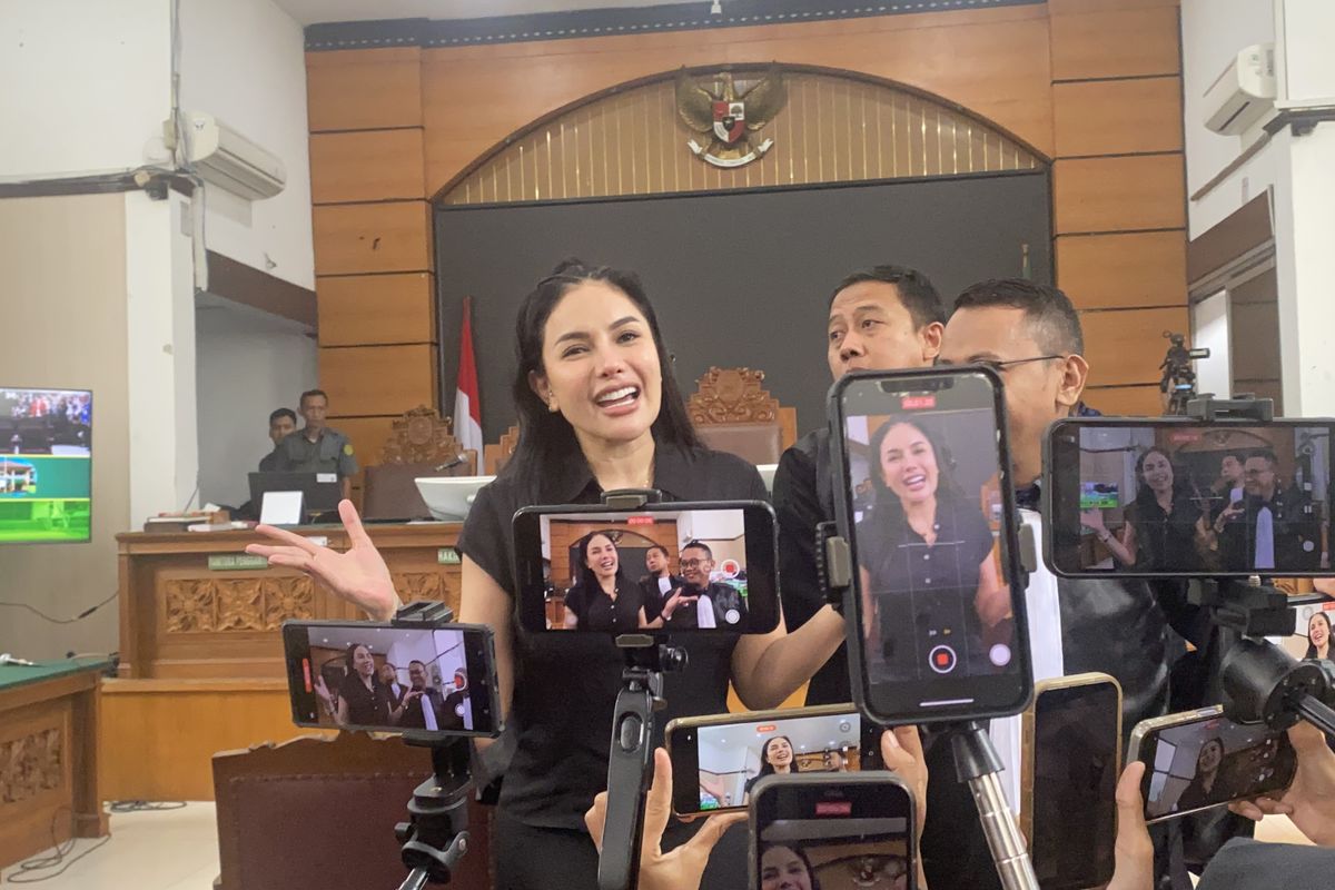 Nikita Mirzani setelah divonis 4 tahun penjara oleh majelis hakim di PN Jakarta Selatan, Selasa (28/10/225).