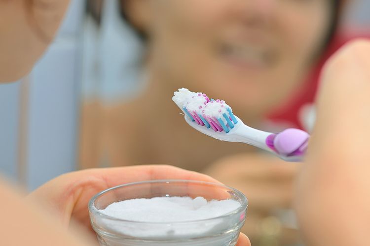 Ilustrasi sikat gigi dengan campuran odol dan garam untuk memutihkan gigi.