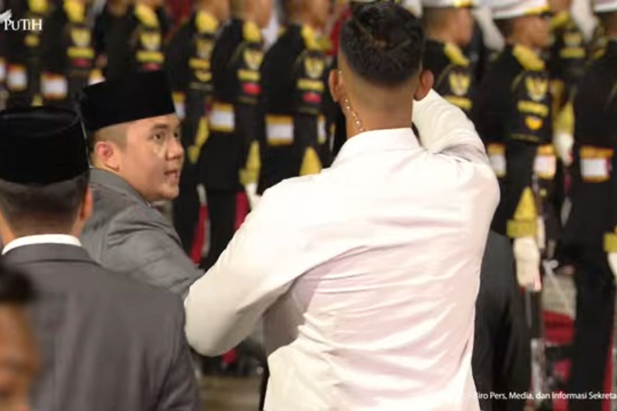 Sekretaris Kabinet (Seskab), Teddy Indra Wijaya sempat tersorot kamera saat menegur ajudan yang memayungi Presiden RI Prabowo Subianto di Lanud Halim Perdanakusuma, Jakarta, Selasa (11/2/2025) malam.