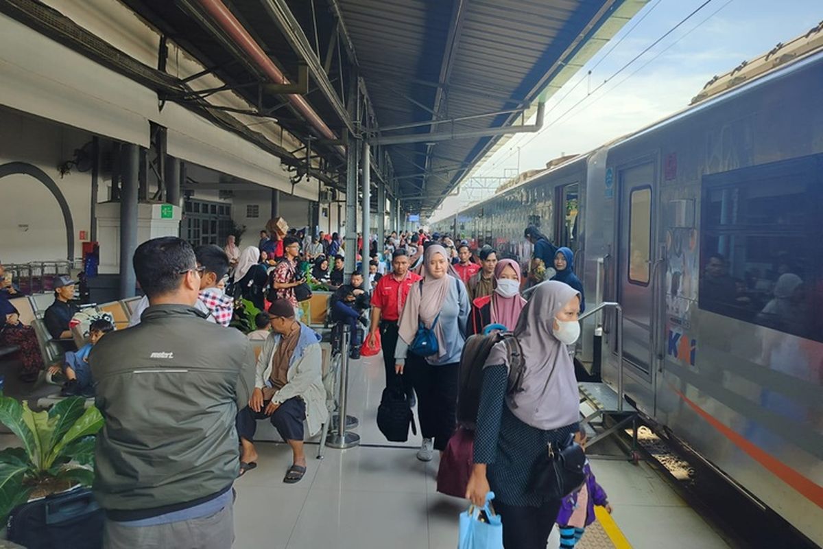 Dalam rangka memeriahkan mudik Lebaran 2025, PT Kereta Api Indonesia (Persero) atau KAI menghadirkan program spesial bertajuk Promo Ekstra Silaturahmi Mudik Lebaran berupa diskon tarif hingga 25 persen untuk berbagai perjalanan kereta api ke beragam destinasi pilihan.
