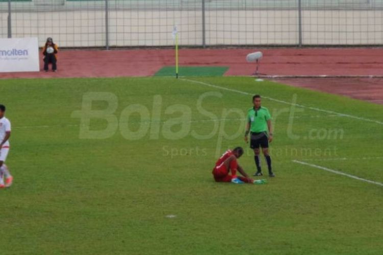 Marinus Wanewar tampak kesakitan setelah salah posisi dalam melakukan tembakan pada laga kontra Myanmar, Selasa (29/8/2017). 