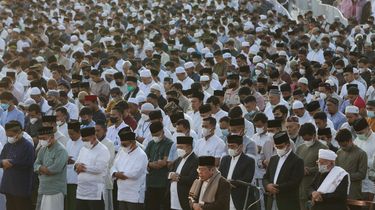Ketinggalan Shalat Idul Fitri, Harus Tambah Takbir Sendiri atau Tidak?