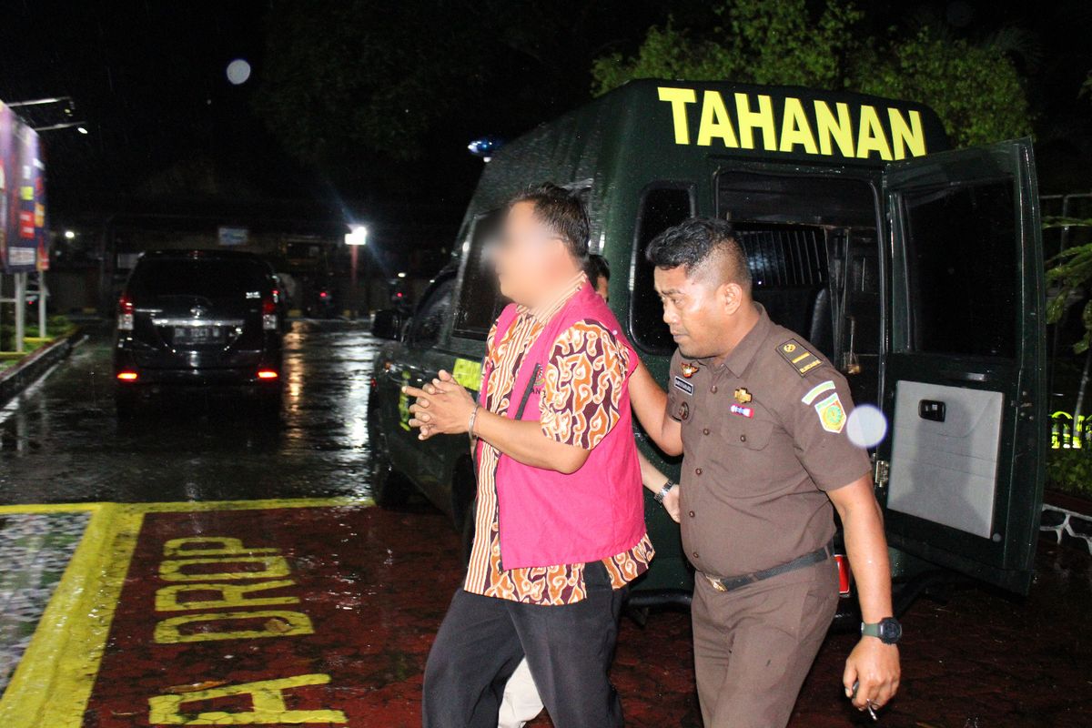 Kejari Jembrana menahan mantan tersangka kasus dugaan korupsi, mantan ketua LPD Yehembang Kauh, Kecamatan Medoyo, Kabupaten Jembrana, Provinsi Bali, berinisial INP.