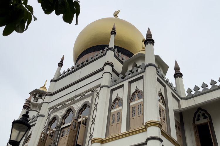 Masjid Sultan dan gapuranya, salah satu spot Instagramable di Kampong Glam, Singapura.