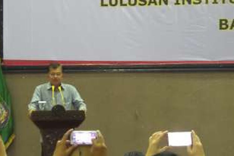Wakil Presiden Jusuf Kalla saat menyampaikan kuliah umum di Kampus IPDN, Senin (18/7/2016).
