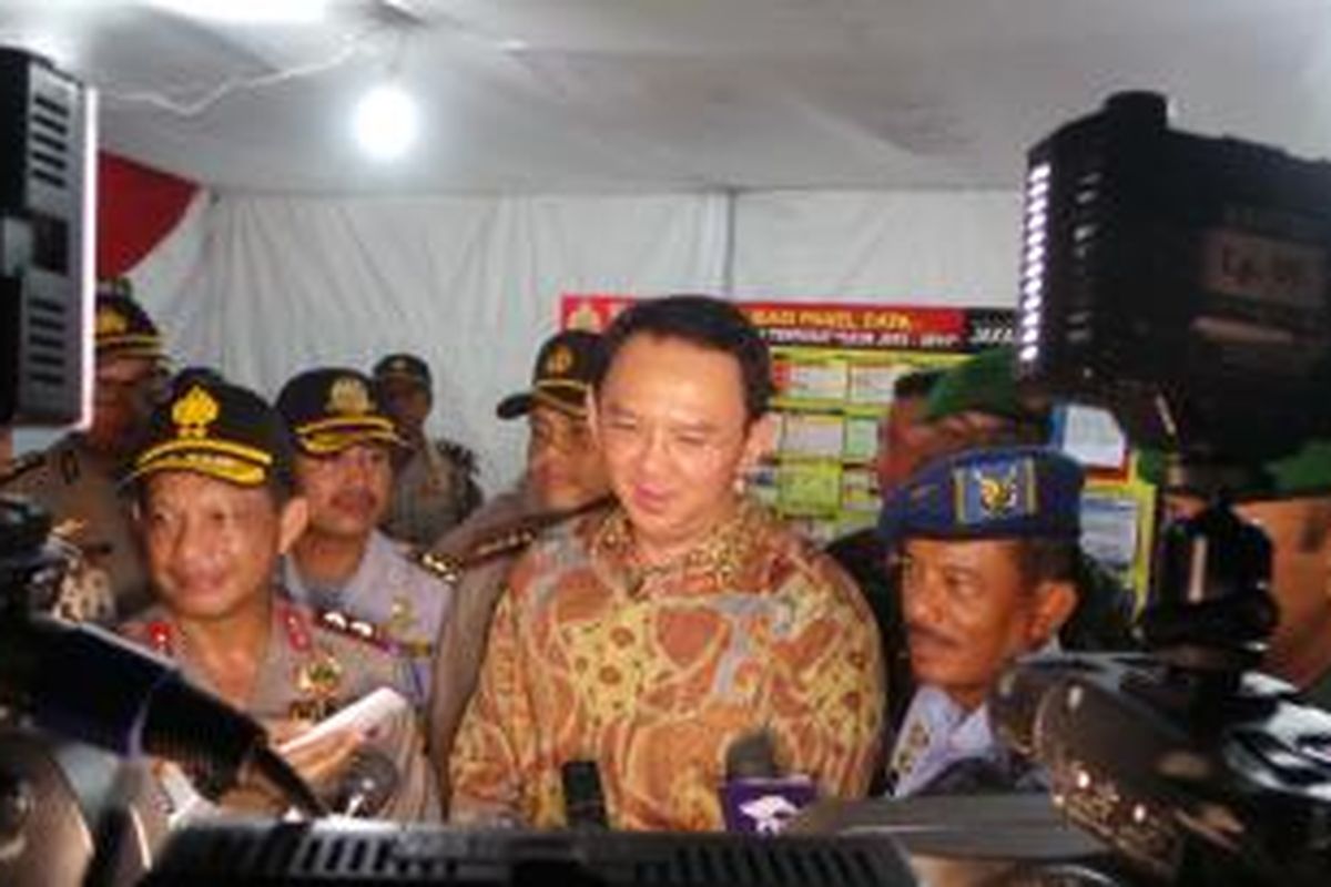 (kiri ke kanan) Kapolda Metro Jaya Irjen Pol Tito Karnavian, Gubernur DKI Jakarta Basuki Tjahaja Purnama, Pangkoops AU Marsekal Muda TNI Agus Dwi Putranto, seusai mengunjungi Gereja Immanuel pengamanan Misa Natal, Kamis (24/12/2015).