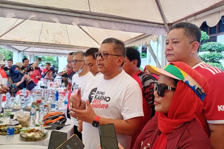 Sekretaris Jenderal PDI-P Hasto Kristiyanto saat berada di Balai Kota Surabaya bersama para kader partai hingga kepala daerah se-Jatim dari PDI-P, Sabtu (15/10/2022).