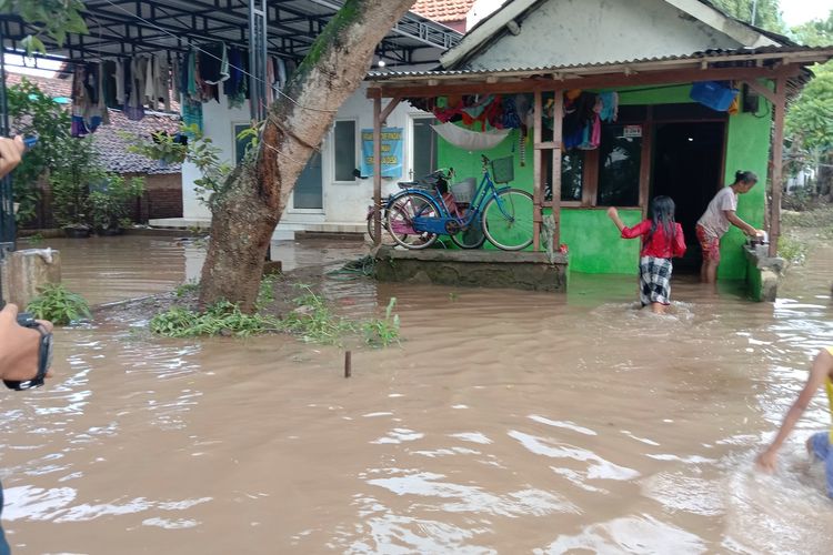 Suasana banjir di Dusun Kebondalem, Desa Kademangan, Kecamatan Mojoagung, Kabupaten Jombang Jawa Timur, Jumat (21/1/2022).