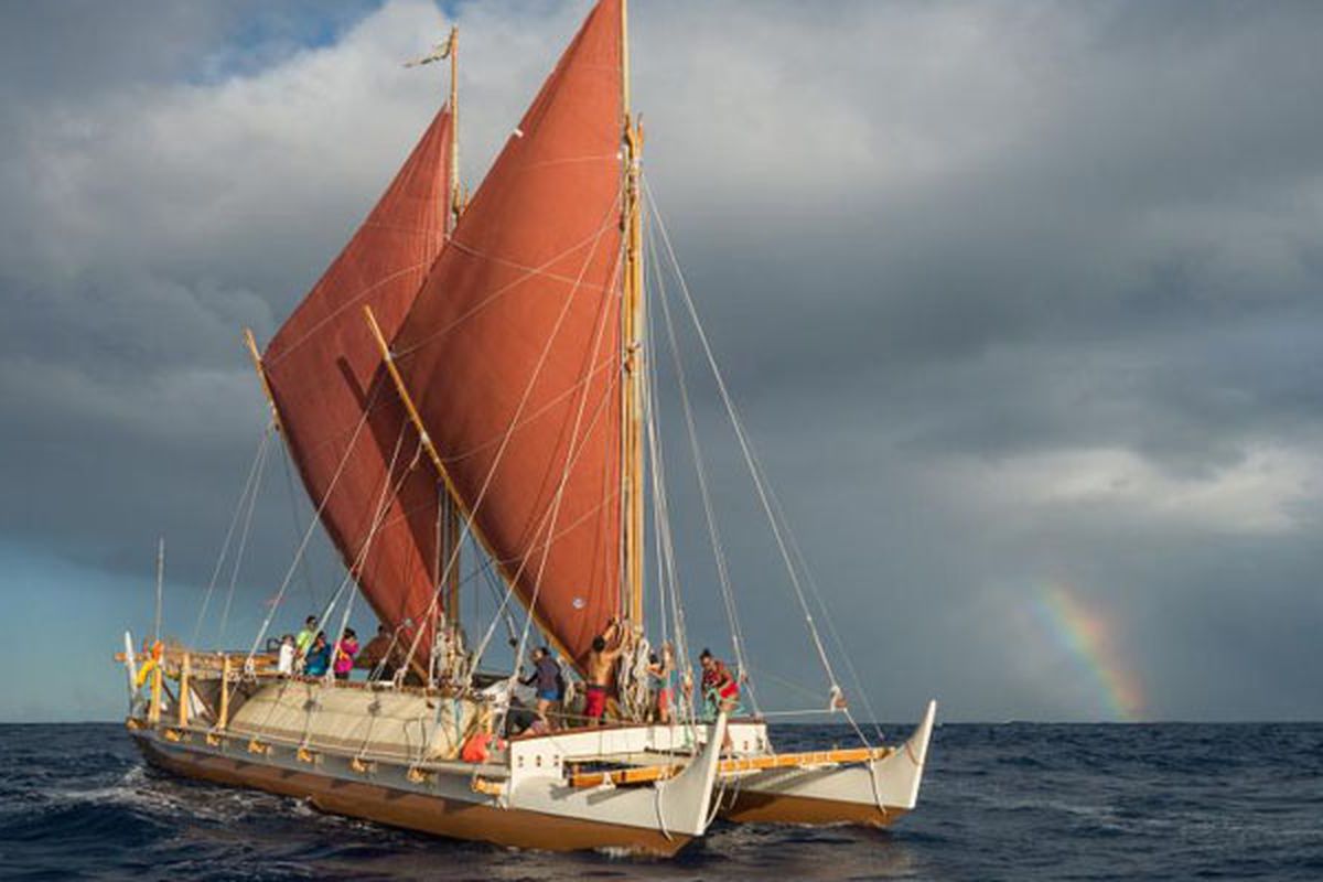 Hokulea, sebuah replika modern dari jenis kapal berkulit ganda yang membawa orang-orang ke Polinesia Timur, melakukan tes berlayar sebelum perjalanan dari Hawaii ke Tahiti.