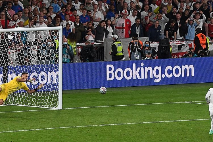Jadon Sancho gagal mengeksekusi penalti pada laga final Euro 2020 Italia vs Inggris di Stadion Wembley, London, Inggris, 11 Juli 2021. Sepakannya ditepis Gianluigi Donnarumma. 